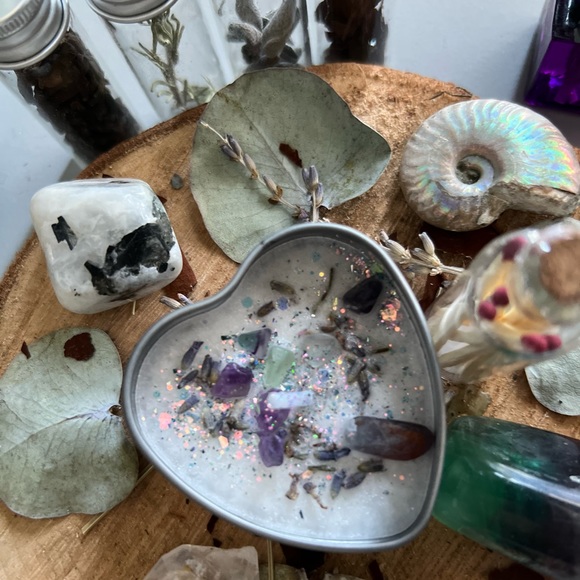 Vanilla Lavender candle with amethyst & rainbow fluorite crystals! - Picture 4 of 4